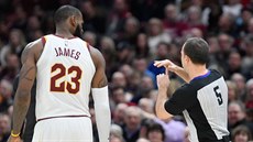 LeBron James z Clevelandu dostal technickou od rozhodího Kanea Fitzgeralda.