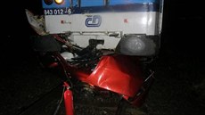 Vlak v Hradci Králové narazil do auta zapadlého v kolejiti (20.11.2017).
