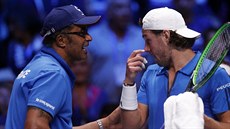 Francouzský tenista Lucas Pouille (vpravo) poslouchá pokyny trenéra Yannicka...