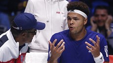 Jo-Wilfried Tsonga (vpravo) poslouchá pokyny francouzského trenéra Yannicka...