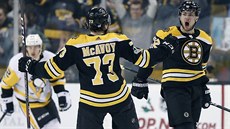 Gólová radost hokejist Bostonu v duelu proti Pittsburghu.