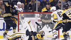 Sidney Crosby z Pittsburghu (s íslem 87) pekonává gólmana Pittsburghu Antona...