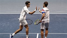 Francouztí tenisté Richard Gasquet (vpravo) a Pierre-Hugues Herbert slaví...