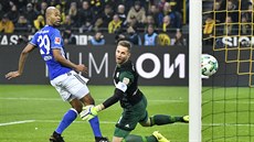 Branká Schalke Ralf Fährmann inkasuje gól v utkání proti Dortmundu.