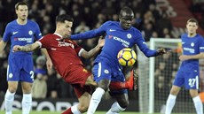 Philippe Coutinho z Liverpoolu (vlevo) se sna�í obrat o mí� N'Gola Kantého z...