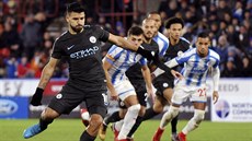 Sergio Agüero z Manchesteru City skóruje z penalty proti Huddersfieldu.