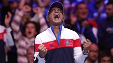Francouzský kapitán Yannick Noah slaví vtzství v Davis Cupu.