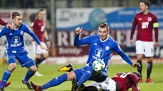 Tomá� Chorý z Olomouce (v modrém) v tvrdém boji b�hem duelu se Spartou