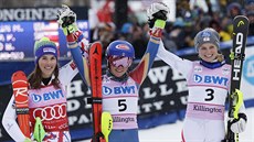 Mikaela Shiffrinová (uprosted) slaví vítzství ve slalomu v Killingtonu, vlevo...