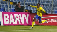 Zlínský Ibrahim Traoré slaví gól do sít Slovácka.