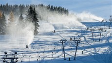 Na sjezdovkách v Krkonoších leží 30 až 80 centimetrů sněhu.