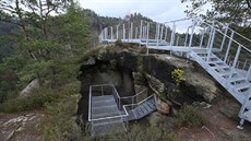 Vrchol hrádku Falkentejn: pochozí roty chrání skálu a kulturní vrstvy...