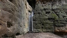 Pístup na skalní hrádek: pístupový ebík je rozepen do skalních stn tak,...