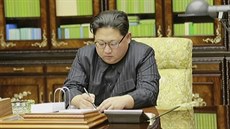 Severokorejský vůdce Kim Čong-un podepisuje povolení k raketovému testu. (28....
