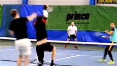 Tenista trefil deblového partnera pi smei raketou pímo do hlavy