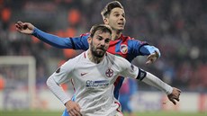 Hlavikový souboj plzeského záloníka Alee ermáka s kapitánem FCSB Mihaiem...