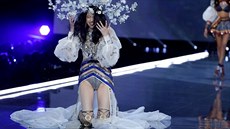 Modelka Ming Xi upadla na přehlídce Victoria's Secret (Šanghaj, 20. listopadu...