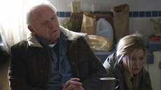 Anthony Hopkins a Julia Stilesová ve filmu Poj se mnou (2015)