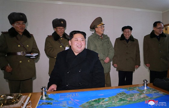 Severokorejský vdce Kim ong-un sleduje test rakety Hwasong-15. (29. listopadu...