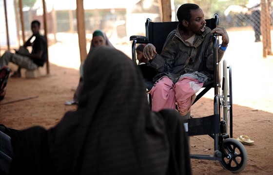 Muž s kombinovaným postižením v uprchlickém táboře Dadáb v Keni