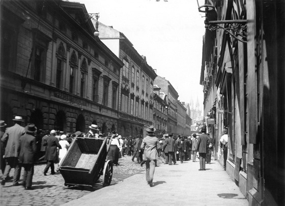 Cesta k redakci Prager Tagblatt v Panské ulici po vypuknutí války s Itálií, 24....