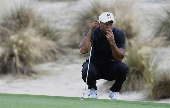 Tiger Woods zkoumá dráhu svého patu při svém návratu k soutěžnímu golfu po...