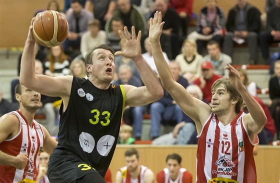 Pardubický pivot Ond�ej Kohout (vpravo) se sna�í zastavit Jana Tomance z Brna.