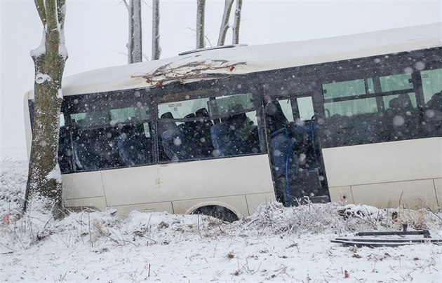 Autobus havaroval u Loenic.