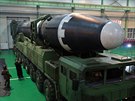 Severokorejsk vdce Kim ong-un sleduje test rakety Hwasong-15 (29. listopadu...