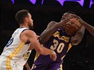 Julius Randle z LA Lakers se tlaí do zakonení pes dvojici Stephen Curry...