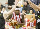 Pardubický basketbalista Dominez Burnett proniká brnnskou obranou.