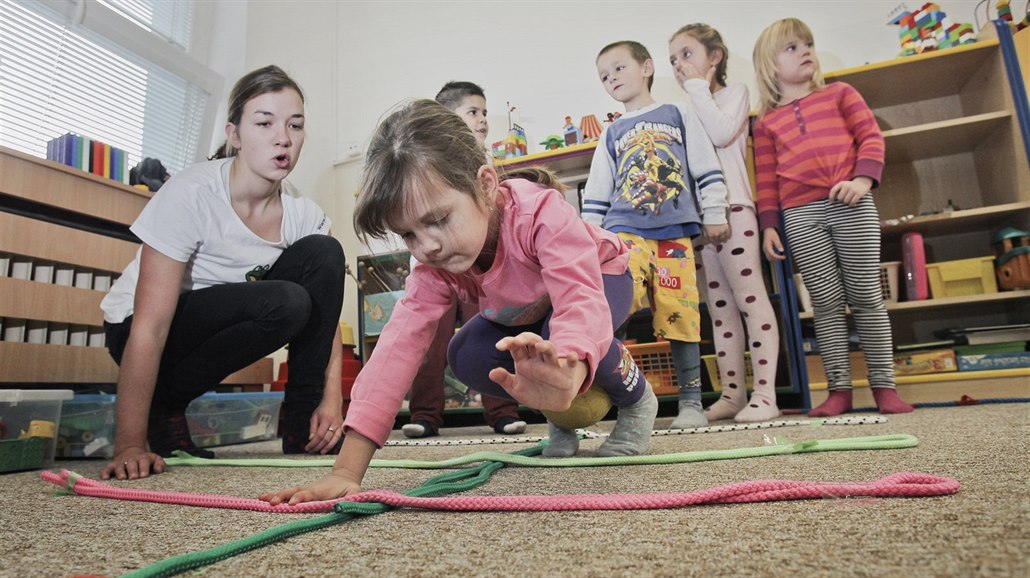 Předškoláci mají problémy s mluvením, chybí jim pohádky i pouhé povídání