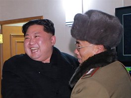 Severokorejsk vdce Kim ong-un sleduje test rakety Hwasong-15. (29. listopadu...