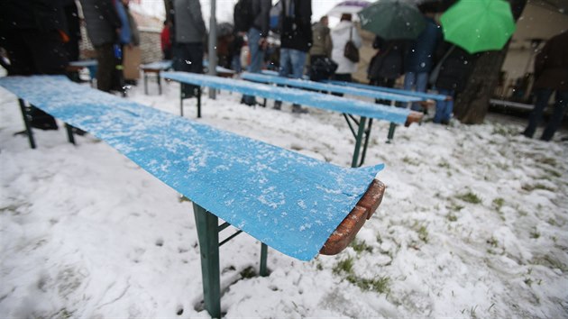 Organizátoři potáhli dřevěné lavičky igelitem.