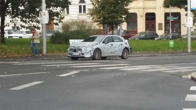 Maskovaný prototyp nové generace Mercedesu A v pražských ulicích