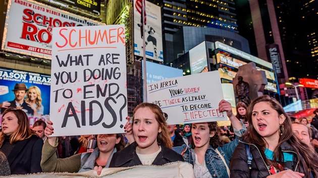 AIDS je pod problm, upozornili astnci demonstrace 29. listopadu na newyorskm Times Square. Svolala ji organizace Act Up.