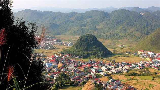 Vietnamsk prsmyk Quan Ba znamen v pekladu Nebesk brna. Nabz jeden z nejkrsnjch pohled na dol a na pr hor Nui Doi.