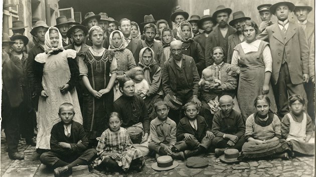 Haličští uprchlíci v Klimentské ulici na podzim 1914