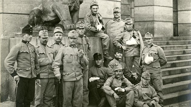 Vojenští rekonvalescenti před Rudolfinem na podzim 1914