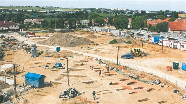 Vzkum pohebit u Hrozenkovsk ulice na Zlin. Celkem tam bylo objeveno 177 kostrovch pohb, pedstavuje tak nejvt doposud prozkouman kostrov pohebit z dob sthovn nrod v esku.