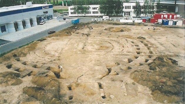 Neolitick rondel (kruhov kultovn arel) v Ruzyni pochzel z mlad doby kamenn.