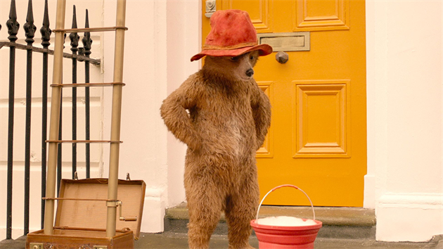 Ve filmu Paddington 2 si medvídek vyzkouší profesi myče oken.