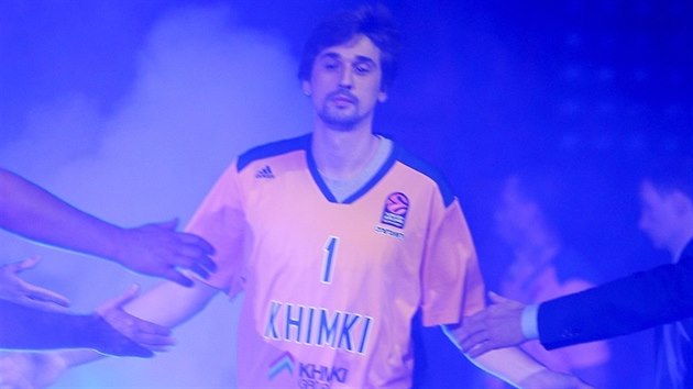 Alexej Šved z Chimek vstupuje na palubovku k euroligovému utkání.