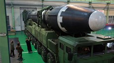 Severokorejský vůdce Kim Čong-un sleduje test rakety Hwasong-15 (29. listopadu...