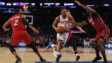 Ramon Sessions z New Yorku utíká obran Miami.