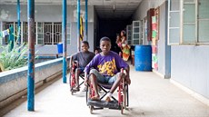 Lidé na vozíku jsou odkázáni na pomoc ostatních. V rozvojových zemích to platí...