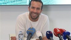 Novak Djokovi (vlevo) a Radek tpánek jet jako soupei