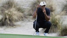 Tiger Woods zkoumá dráhu svého patu pi svém návratu k soutnímu golfu po...