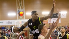 Pardubití basketbalisté Dominez Burnett (vlevo) a Radek Neas v souboji s...