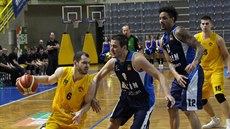 Radim Kle�ka (vlevo) z Opavy úto�í kolem kolínských Bojana Baki�e (8) s Lee...